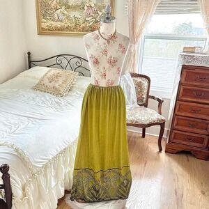 70s green boho maxi skirt  70s green boho border print maxi skirt fits